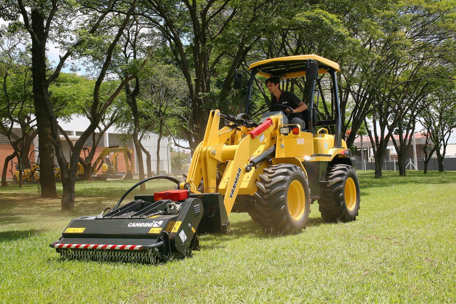 Roçadeira Hidráulica: compacta para limpeza urbana e rural