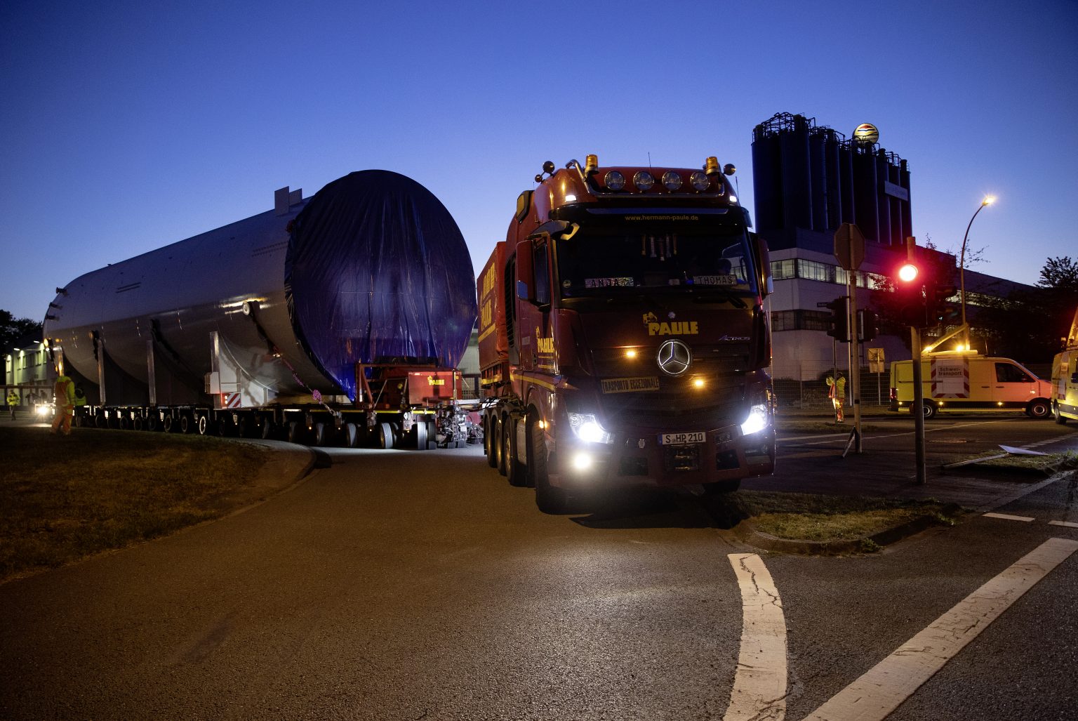Caminhões Mercedes-Benz Actros juntam forças para transportar carga gigante na Alemanha