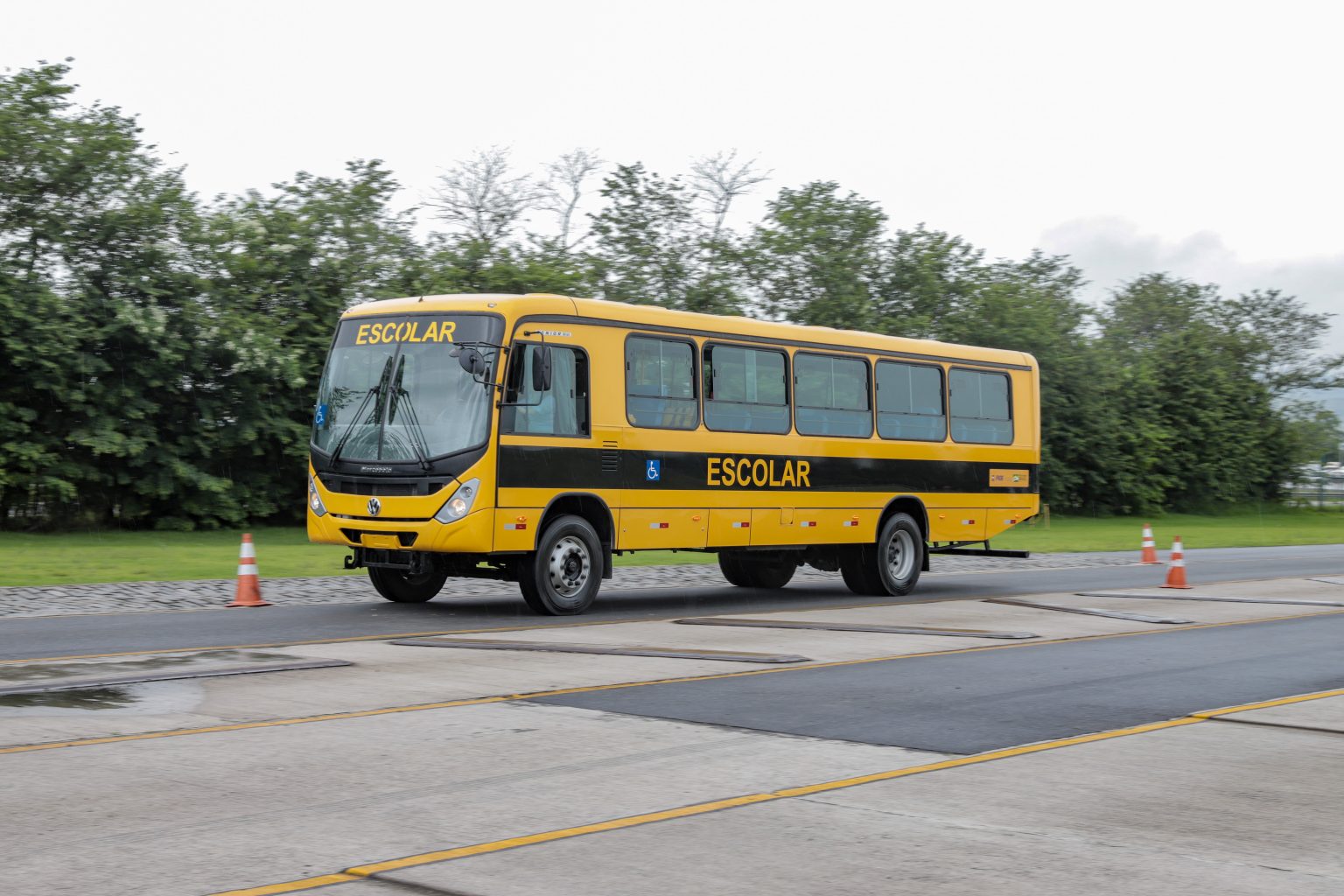 VOLKSWAGEN ENTREGA 146 ÔNIBUS AO CAMINHO DA ESCOLA EM PORTO VELHO