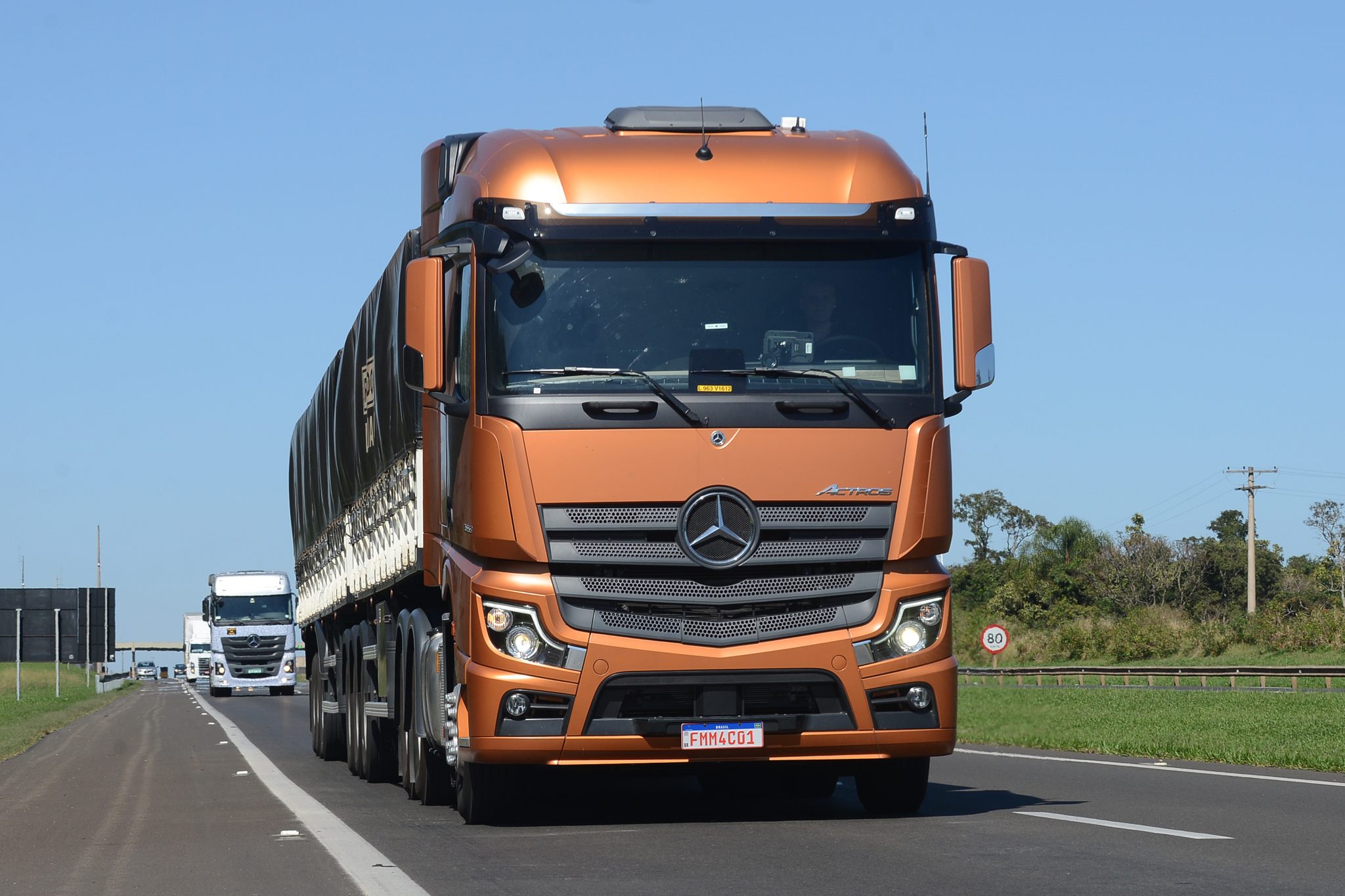 novo-actros-com-motor-de-530-cavalos-entra-em-opera-o-na-botuver