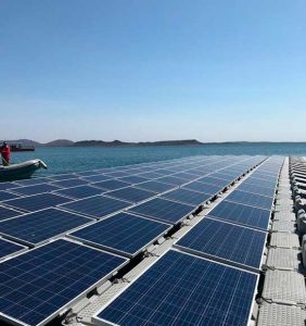 Tecnologia de painéis solares flutuantes potencializa a geração de energia limpa a baixo custo