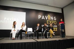 "As mulheres precisam ter o costume de investir em suas carreiras", mostra Paving Woman