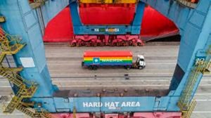 Contêiner arco-íris da A.P. Moller- Maersk desembarca na capital paulista