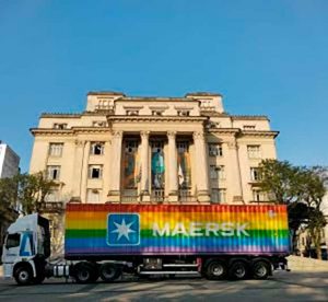 Contêiner arco-íris da A.P. Moller- Maersk desembarca na capital paulista