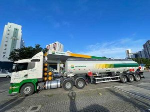 Vibra realiza 1ª operação de entrega de combustível com um caminhão tanque movido a GNV