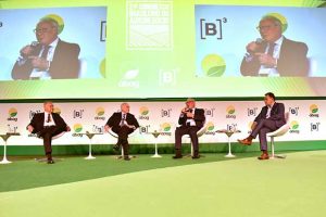 Durante o painel Agronegócio: Perspectivas 2023/2026, o ex-Ministro da Agricultura, Roberto Rodrigues, comentou que existe três temas importantes a serem observados no curto prazo: a nova globalização, com dois polos – o ocidente, sem liderança e com a perda do protagonismo de organismos internacionais, e o oriente, liderado pela China -; o novo cenário transformado pela pandemia, que fez com que as empresas busquem trazer seus insumos para localidades próximas; e a segurança alimentar.  “O mundo está em busca de autossuficiência, por isso precisamos trabalhar para garantir nosso papel, que depende de estratégias, como: tecnologia e inovação; acordos comerciais fortes; não aceitação de ilegalidades no país; infraestrutura e logística; e organização da classe rural, através das cooperativas brasileira”, disse Rodrigues, no painel moderado por presidente do Instituto Pensar Agro, Nilson Leitão.   O ex-Ministro da Agricultura, Francisco Turra, ressaltou a importância do Brasil como fonte de alimentos e energia em um cenário de crise alimentar pela qual passa o mundo nos dias atuais. “Superamos outros países produtores pela qualidade da produção, tecnologia e produtividade, mas imagino que esses índices podem ser multiplicados com agregação de valor aos produtos exportados. Essa é a nova revolução que precisamos empreender, agregar valor aos produtos da agricultura de pequeno, médio e também de grande porte. Há cerca de 180 mercados do mundo abertos ao Brasil”, afirmou.   Ministro da Agricultura no governo Geisel (1974 a 1979), Alysson Paolinelli vem acompanhando desde então o desenvolvimento e crescimento da agricultura brasileira e cita o momento atual como uma grande oportunidade de o país reafirmar seu protagonismo no cenário da segurança alimentar mundial.  “O aumento no número de habitantes no planeta, especialmente em países altamente populosos como a China, traz consigo o aumento de renda e capacidade aquisitiva com a consequente troca de carboidratos por proteínas. O Brasil está preparado para suprir essa demanda porque viemos dominando quase todas as cadeias produtivas de proteínas, mas é preciso focar e investir no aumento significativo de produção para alimentar esse número crescente de pessoas”, afirmou Paolinelli.  Neste sentido, Paolinelli citou a mão de obra e a tecnologia como ferramentas fundamentais nessa transformação. “Tenho absoluta certeza que chegou a vez de o Brasil ocupar os espaços que o mercado nos oferece”, frisou.  O ex-presidente da República Michel Temer, corroborou com a avaliação de Paolinelli, ao exemplificar a importância da permanente evolução tecnológica do agronegócio. Outro ponto enfatizado por ele foi a relação multilateral, o que implica em parcerias comerciais com diversos países, como a China, que é o maior parceiro do Brasil, seguido pelos Estados Unidos. Comentou ainda que em suas viagens, os países têm interesse em investir no agronegócio, por terem a certeza da lucratividade do setor. Ainda ressaltou o papel da bancada ruralista para o crescimento sustentável do segmento.   Temer também destacou a necessidade de incentivar as ações da iniciativa privada, a fim de que tenham financiamentos adequados para o agro brasileiro. “Esse tipo de evento é incentivador de todos esses fatos, prestigiando esse setor, que é o suporte de nossa economia”.   O 21º Congresso Brasileiro do Agronegócio contou ainda com os painéis Geopolítica, Segurança Alimentar e Interesses; Agronegócio: Meio ambiente e Mercado; e Agronegócio: Tecnologia e Integração. O primeiro painel destacou o empenho do agro brasileiro em se manter competitivo e participar ativamente das negociações internacionais, que são determinantes para garantir a segurança alimentar.  O segundo painel reforçou o comprometimento do setor em buscar novas formas para manter as agendas da produção e da conservação interligadas, a fim de ser ainda mais sustentável e contribuir para a diminuição do impacto das mudanças climáticas. Já o terceiro painel avaliou como a tecnologia é fundamental para que o segmento se mantenha produtivo e competitivo, e auxilia na formação de ativos ambientais, que corroboram para uma economia verde.  Ainda no evento, a ABAG homenageou Arnaldo Jardim, Deputado Federal e criador do Fundo de Investimentos para o Setor Agropecuário – Fiagro, com o Prêmio Ney Bittencourt de Araújo – Personalidade do Agronegócio; e Mariangela Hungria da Cunha, pesquisadora da Embrapa Soja, com o Prêmio Norman Borlaug – Sustentabilidade.   