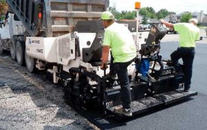 Pavimentadoras oferecem soluções de plataformas resistentes e duradouras