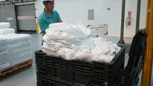 Sacos deixam de ser resíduos e se transformam em resina em um verdadeiro processo de economia circular