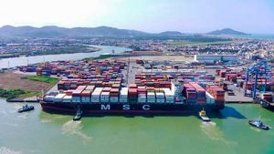 MANOBRA DE RÉ Inédita na América do Sul, a primeira manobra a ré foi realizada em 2019 pelo navio Valor, de 300 metros de comprimento e 48,3 metros de largura, com bandeira de Malta, e também atracou na Portonave. A manobra a ré ocorre para que sejam realizadas atracações simultâneas nos dois portos (Navegantes e Itajaí). Como os terminais estão de frente um para o outro, com distância de apenas 400 metros, antes da obra da Bacia 2 não era possível atracar navio se um dos portos estivesse com berços ocupados. Com o novo acesso aquaviário, houve aumento de produtividade e maior flexibilidade logística para todo o Complexo Portuário.