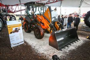 Nova retroescavadeira CASE 575SV se apresenta com versatilidade e potência