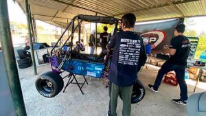 Estudantes brasileiros construíram os primeiros veículos Fórmula e Baja do mundo movidos a hidrogênio para competições do SAE Brasil