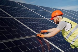 ABSOLAR e CAIXA firmam parceria para ampliar financiamento para energia solar