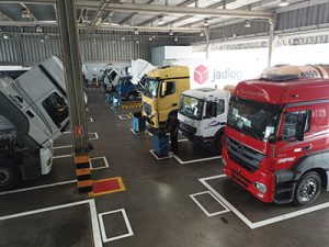Executivos da Mercedes-Benz vão a oficinas de concessionários para vivenciar a prestação de serviços aos clientes