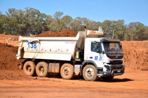 SSAB destaca caçamba “super leve” fabricada com aço Hardox® 500 Tuf na Fenatran 2022