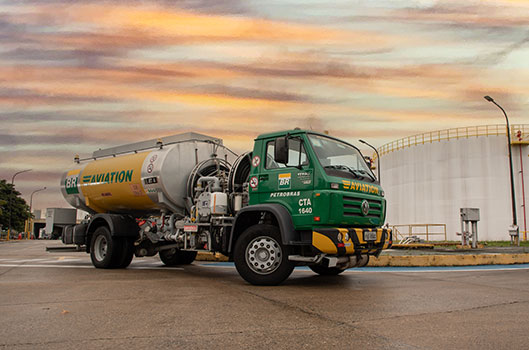 BR Aviation começa a abastecer com HVO caminhões em operações no aeroporto Galeão