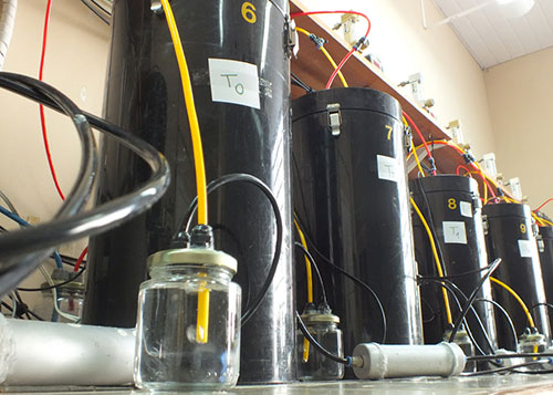 Sistema inédito de biorreatores monitora processos de compostagem em laboratório