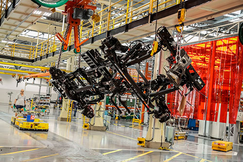 Mercedes-Benz do Brasil ganha eficiência na linha de produção de caminhões com etiquetas eletrônicas