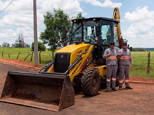 New Holland Construction realiza a primeira entrega da nova retroescavadeira B80C