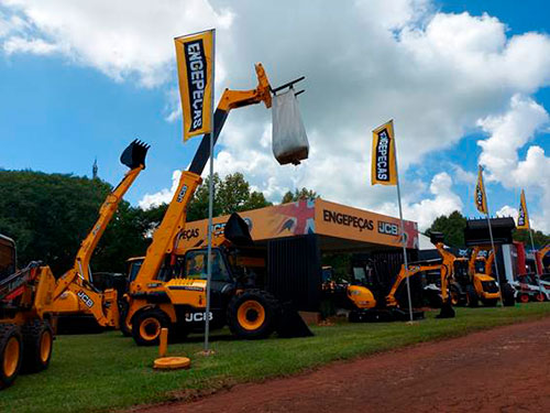 Escavadeira JCB de 13 toneladas é destaque de vendas na Show Rural Coopavel, que teve aumento de 20% nos negócios