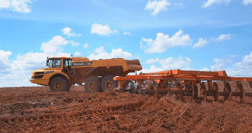 Tracbel apresenta caminhão articulado voltado para aplicações no agronegócio