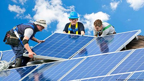 Brasil chega a 2 milhões de residências com energia solar e ultrapassa R$ 70,3 bilhões em investimentos nos telhados, diz ABSOLAR