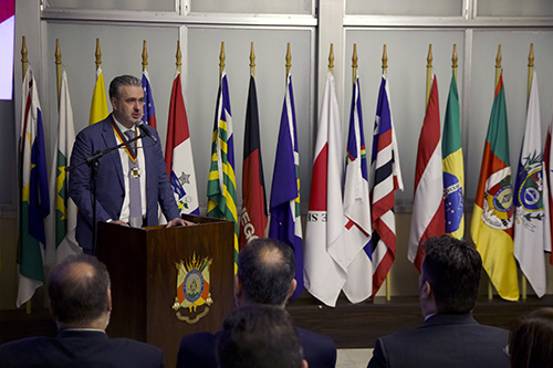 Homenagem é a mais importante da Assembleia Legislativa do RS e foi entregue ao presidente das Empresas Randon nesta segunda-feira (17)