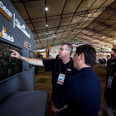 CASE Construction Equipment reúne soluções e máquinas conectadas na Paving Expo