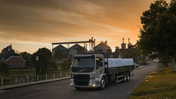 Tracbel expõe nova geração de caminhões Volvo e máquinas amarelas na Agrobalsas