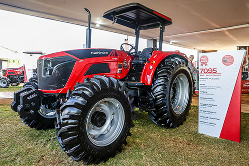 Plasolution desenvolve inovador capô de plástico para a nova linha de trator Mahindra