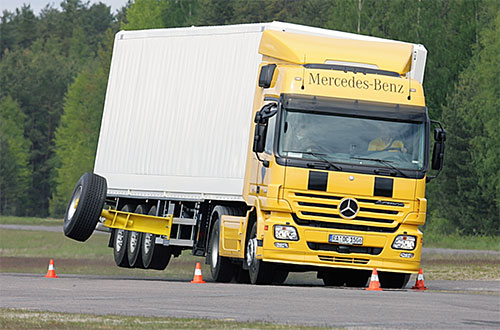 Daimler Truck celebra marco histórico em segurança de caminhões e ônibus com 1.000.000 de unidades vendidas do Active Brake Assist
