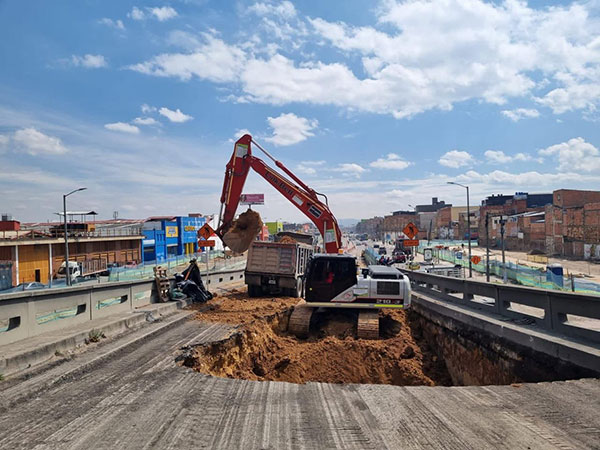Demolição da Ponte Venecia, na Colômbia, emprega escavadeiras Link-Belt