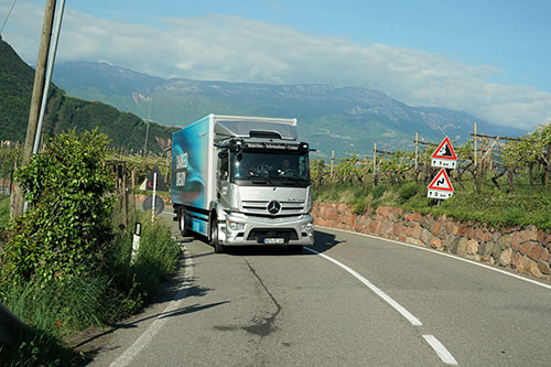 Caminhão elétrico Mercedes-Benz eActros completa turnê de 5.000 km na Europa