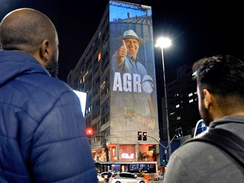 New Holland lança campanha “Agro, a digital do Brasil” com videoprojeções em prédios de São Paulo, maior capital econômica do país