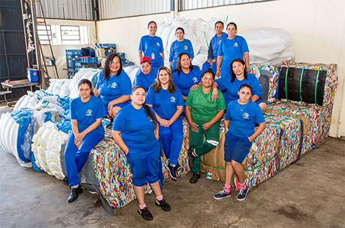 Mulheres chefes de família têm ganho de renda com parceria entre AGCO e cooperativa de recicláveis