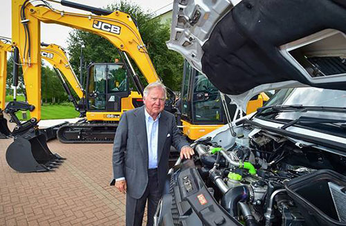 JCB inova com adaptação de motor de hidrogênio em van