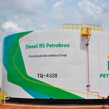 Volvo é a primeira a adotar diesel renovável R5 da Petrobras nos abastecimentos de fábrica