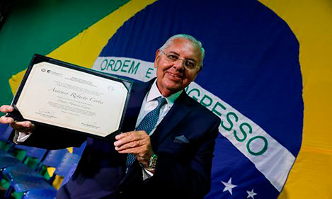 Roberto Cortes recebe título de Doutor Honoris Causa 