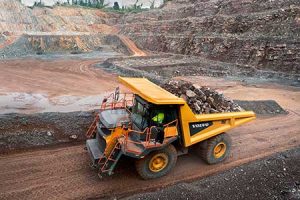 Volvo CE lança caminhão rígido R60 para mineração e pedreiras