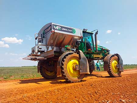 Distribuidor autopropelido é opção para fazer adubação parcelada no milho
