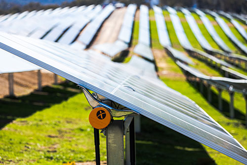 Nextracker lança nova geração do conjunto de software de rastreamento solar que lida com granizo, terrenos ondulados e mudança de condições metereológicas
