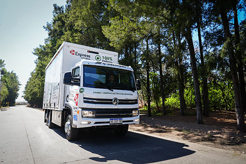Volkswagen Caminhões e Ônibus entrega o primeiro caminhão elétrico da Argentina para Cervecería y Maltería Quilmes