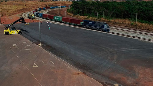 Brado e Rumo fazem a primeira viagem de contêineres da Ferrovia Norte-Sul