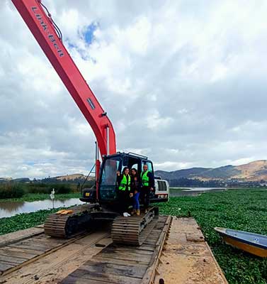 Sete escavadeiras Link-Belt são usadas na remoção de sedimentos de lagoa na Colômbia