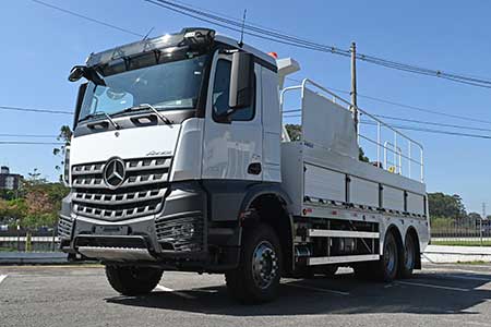 Mercedes-Benz Arocs traciona até 150 toneladas como guincho para caminhões, ônibus e veículos pesados