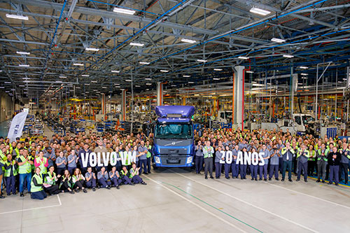 Volvo VM faz 20 anos com série especial, mais de 90 mil unidades vendidas e na liderança em semipesados