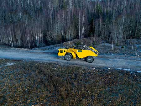Caminhão subterrâneo de maior capacidade do mundo será usado na mineração de lítio e tântalo.