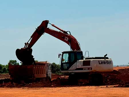 Escavadeira Link-Belt contribui para o avanço das obras do Corredor Metropolitano Leste, no Paraguai