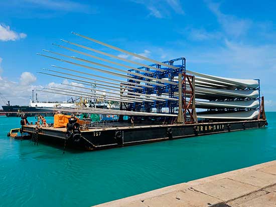 Operação pioneira: Porto do Pecém embarca 20 pás eólicas em balsa para o Rio Grande do Sul