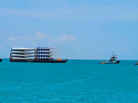 Operação pioneira: Porto do Pecém embarca 20 pás eólicas em balsa para o Rio Grande do Sul