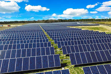 Aumento na conta de luz poderia ser menor, com redução de cortes de fontes renováveis e menos impostos sobre baterias, alerta ABSOLAR